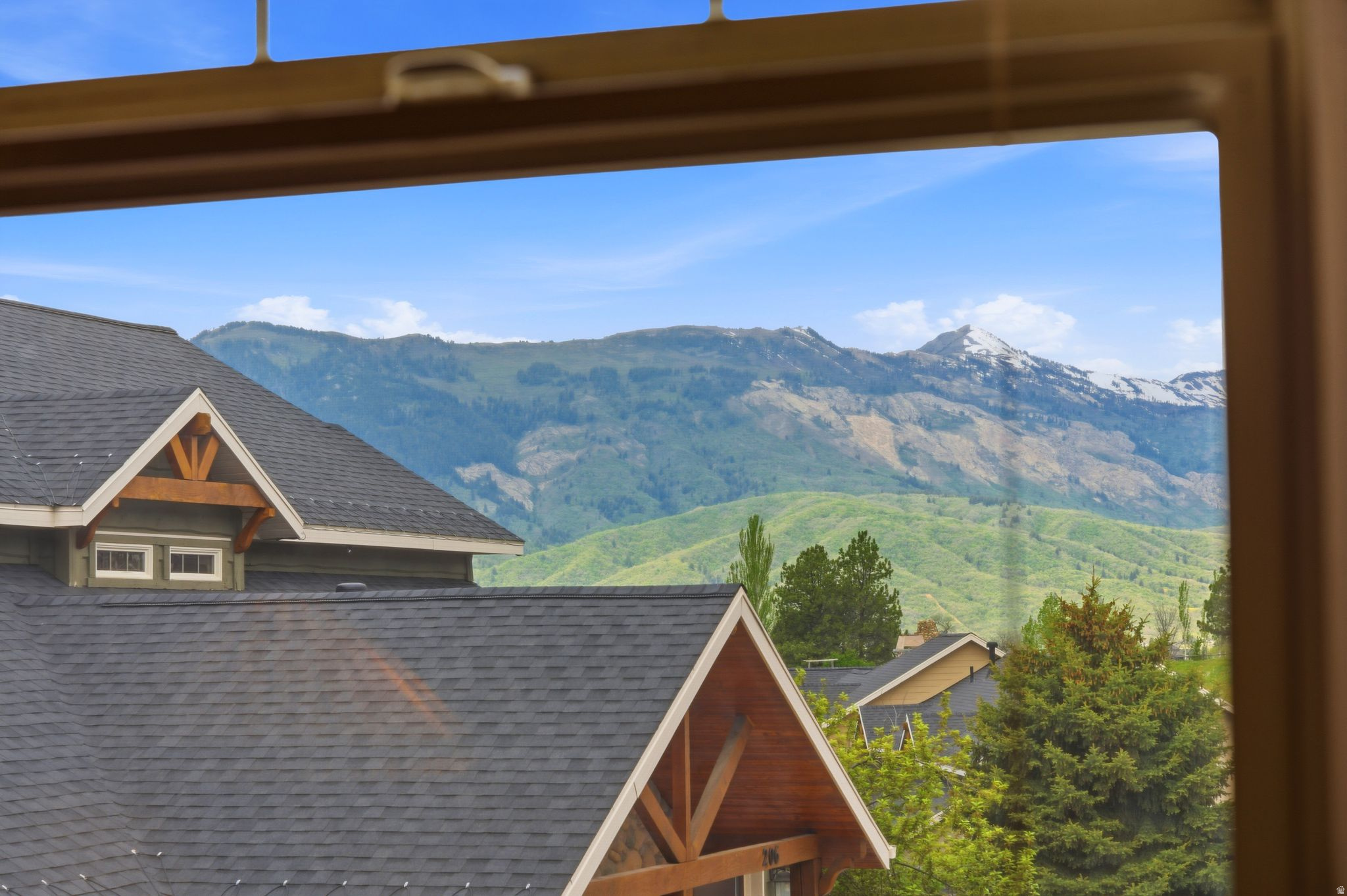 CASCADES AT MOOSE HOLLOW - Residential