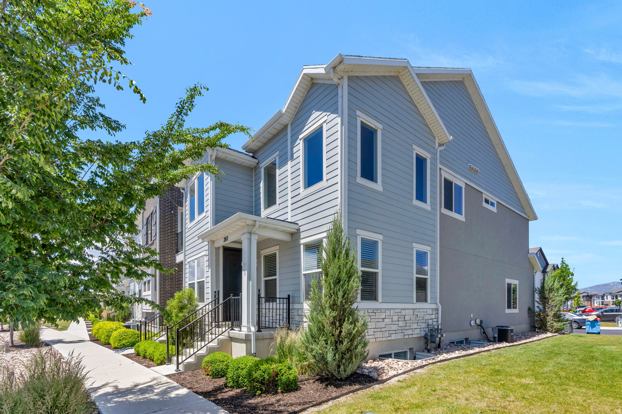 LAKEFRONT - Residential