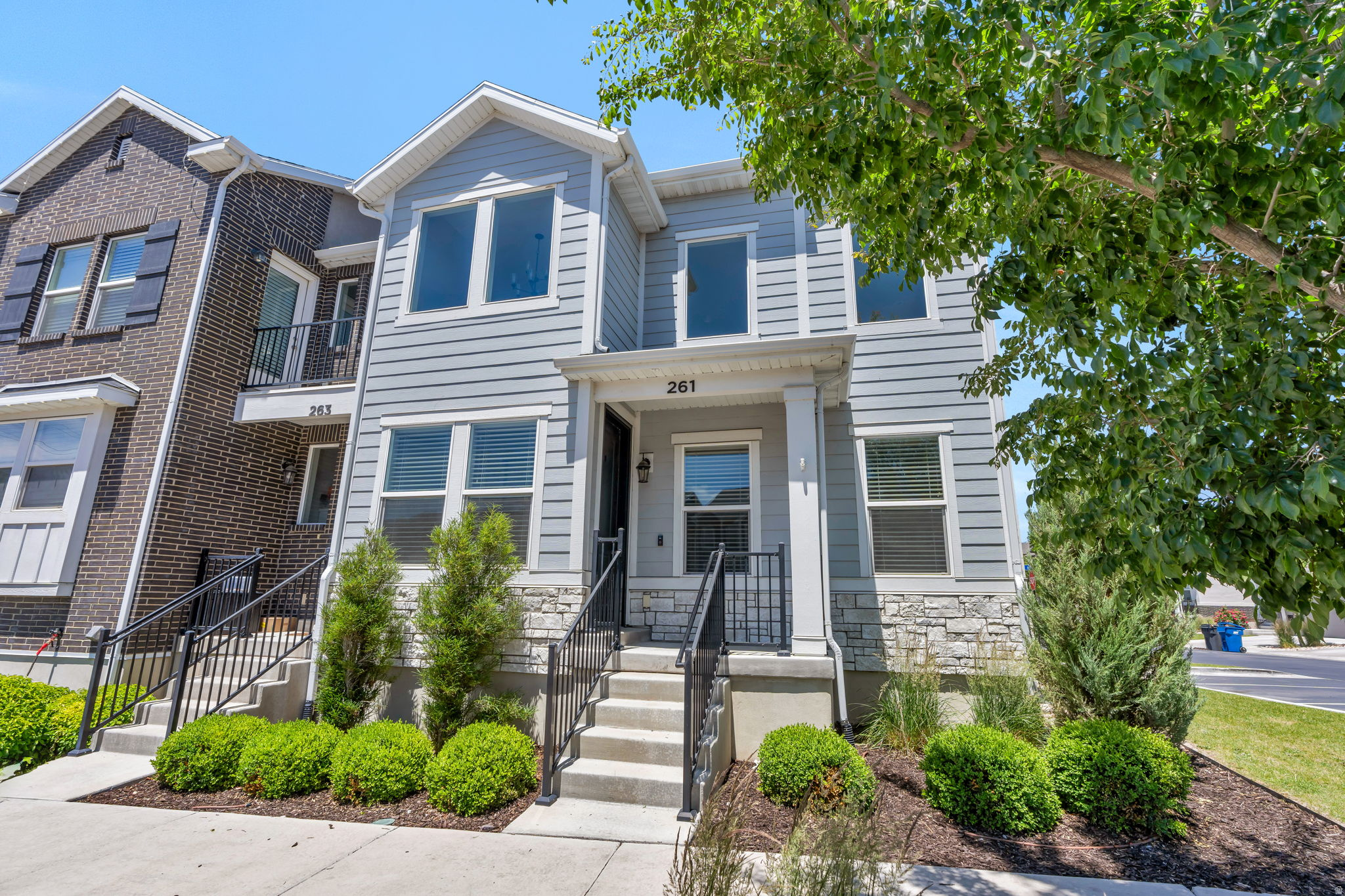 LAKEFRONT - Residential