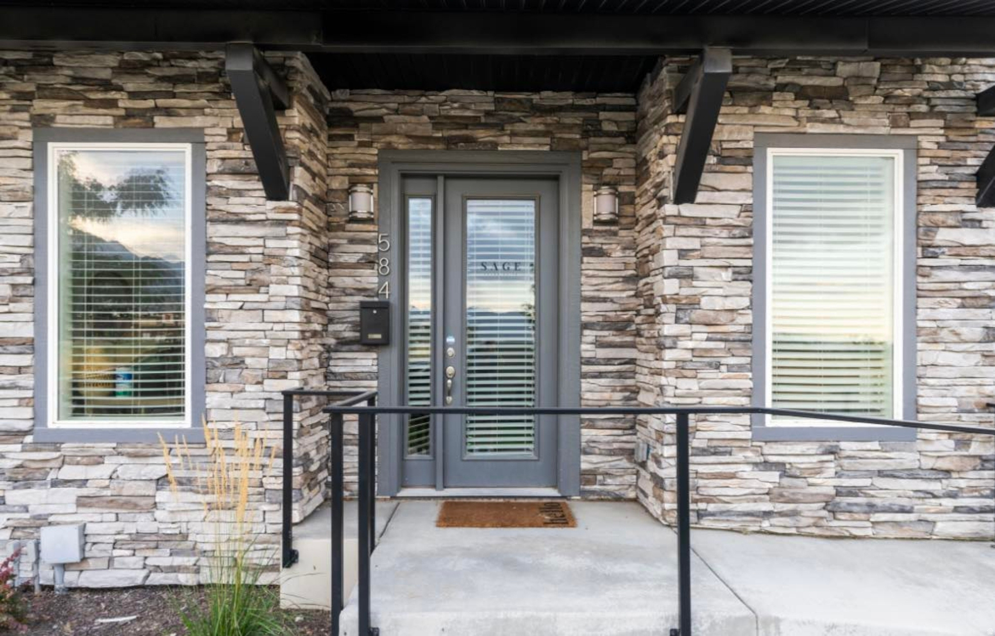 For Rent! One of our rare retail/office spaces just became available on Bluffdale! 500 sqft, $1300/mo! (Same parking lot as major retail: Starbucks, Dominoes, Jersey Mike's, etc.)