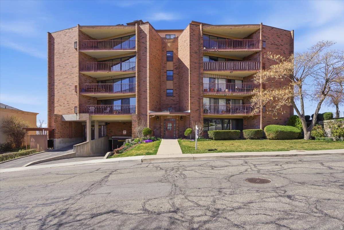 Incredible opportunity in the historic Avenues neighborhood. This unit features beautiful western views, spacious layout, in-unit laundry, and two deeded parking spaces. Storage closet located on upper driveway approach. Secure building and an unbeatable location near downtown and City Creek Canyon.