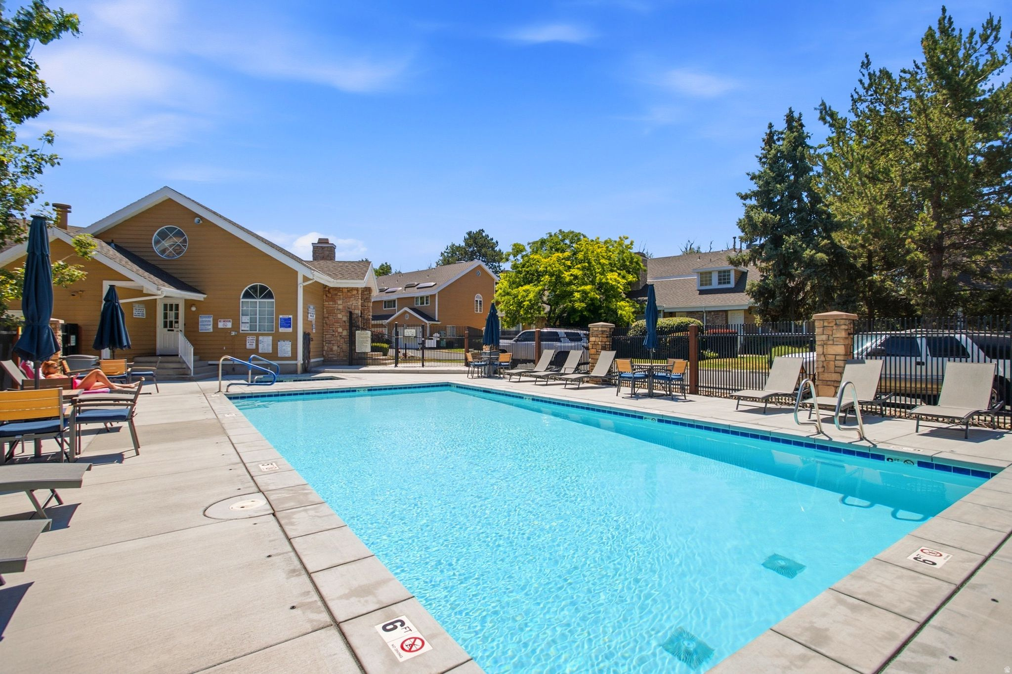 SHADYBROOK CONDM - Residential