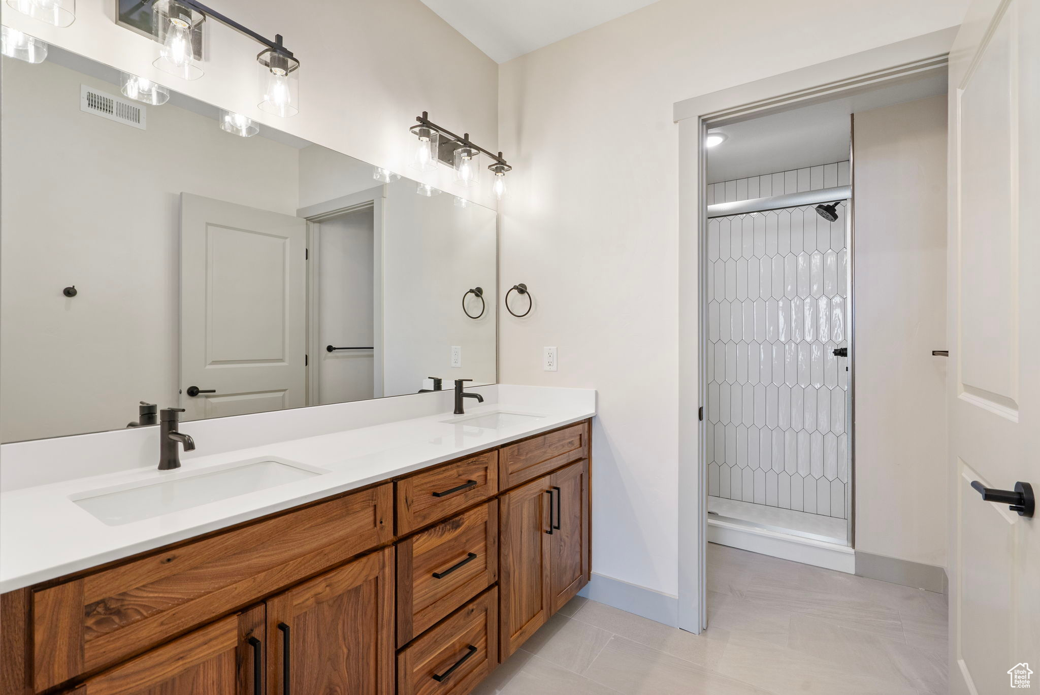 GARDEN CITY LAKE RESIDENCES - Residential