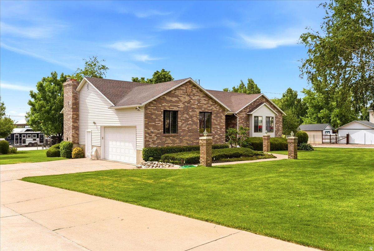 FLYING T STABLES - Residential