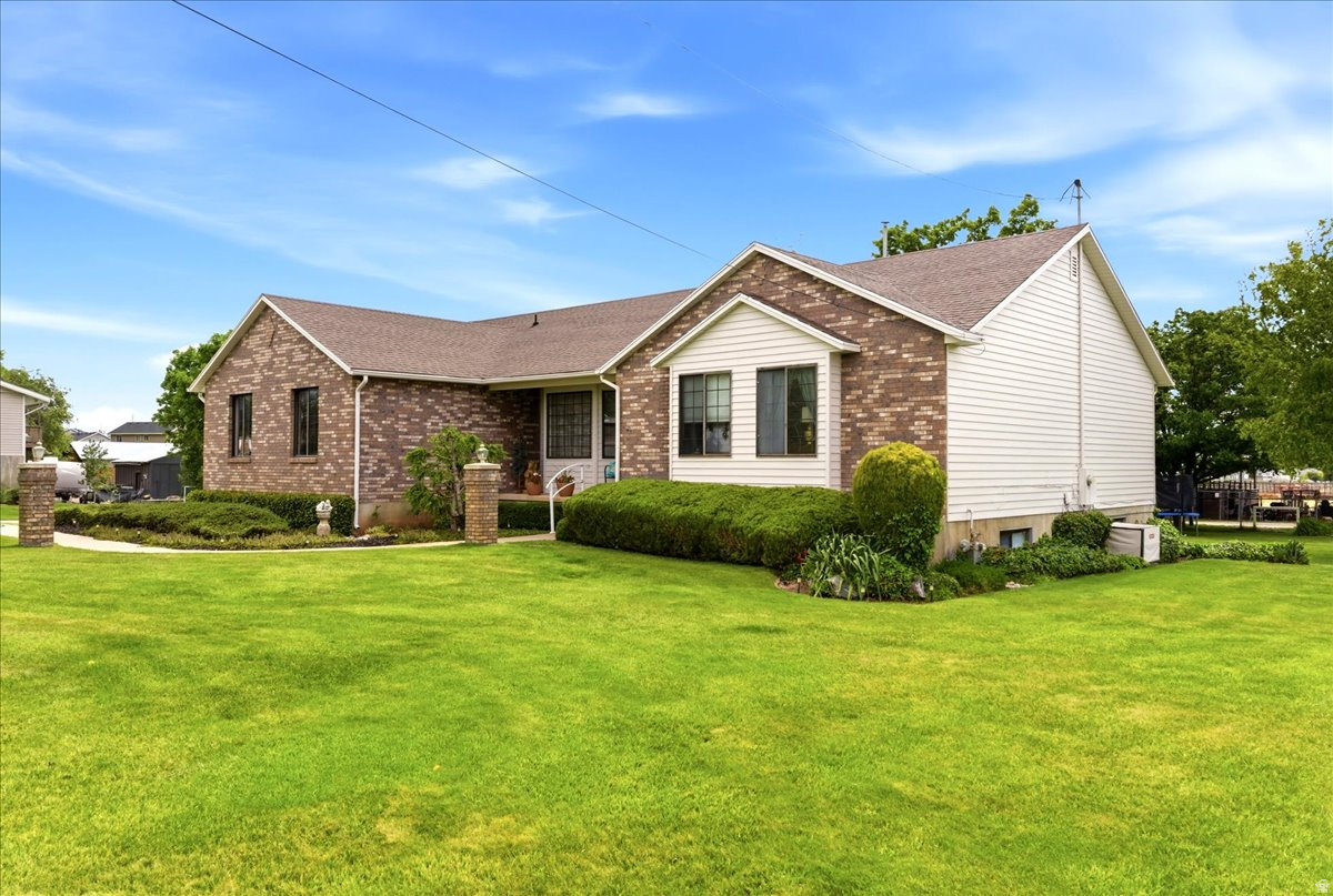 FLYING T STABLES - Residential
