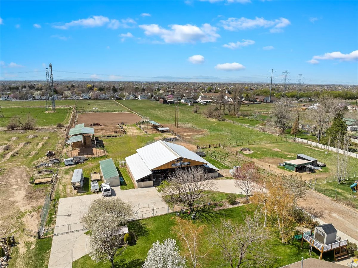FLYING T STABLES - Residential