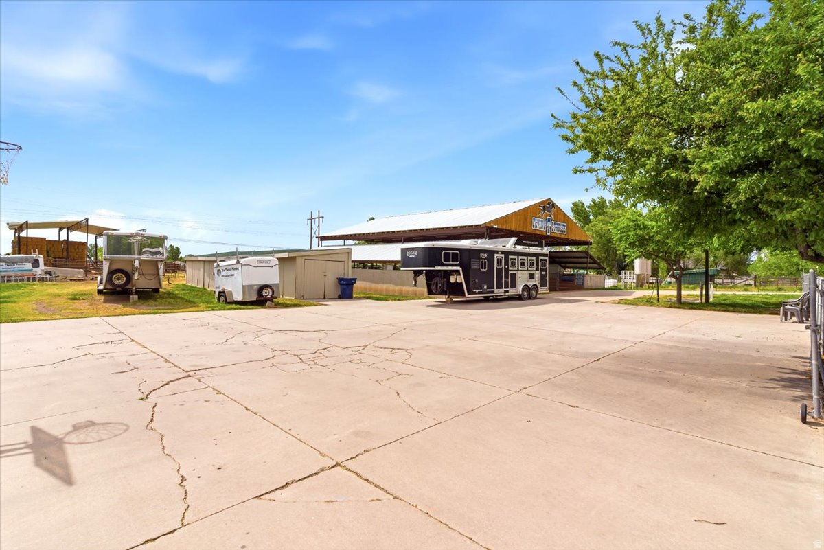 FLYING T STABLES - Residential