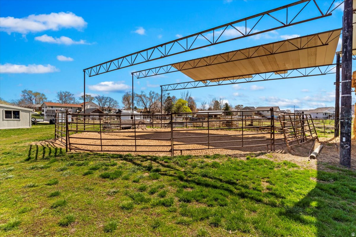FLYING T STABLES - Residential