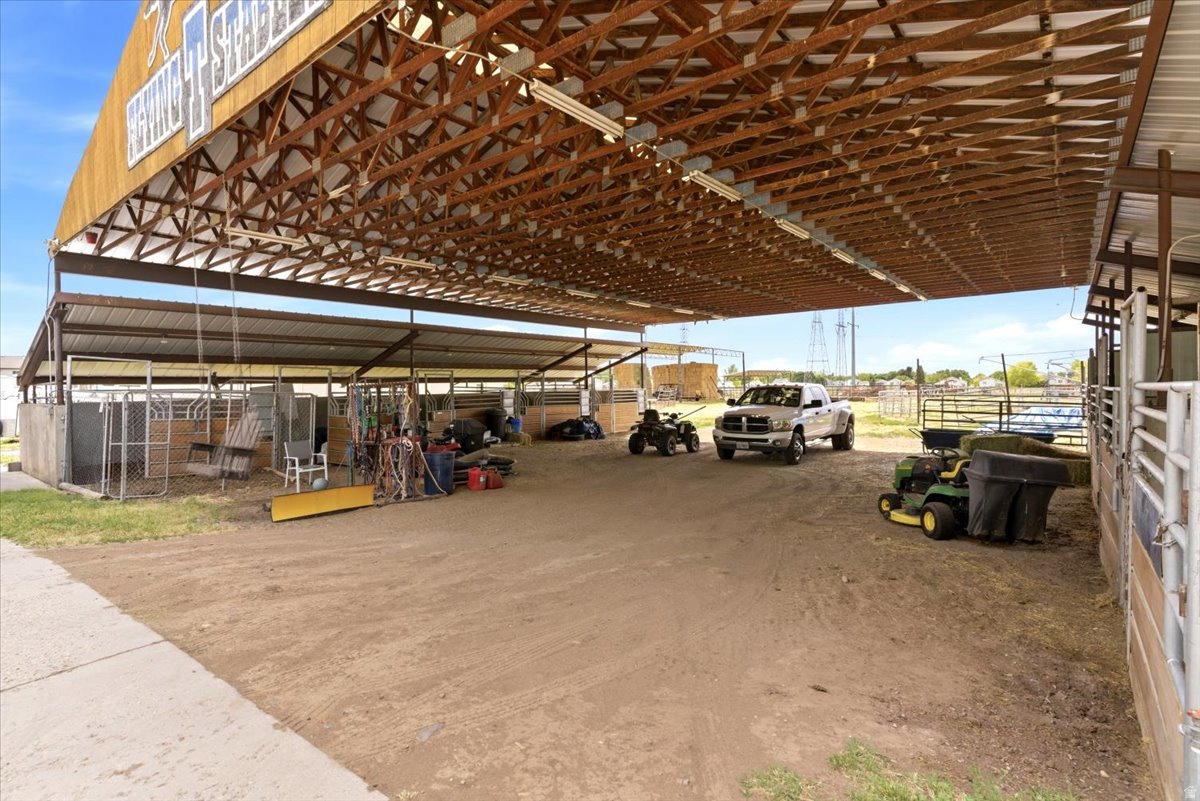 FLYING T STABLES - Residential