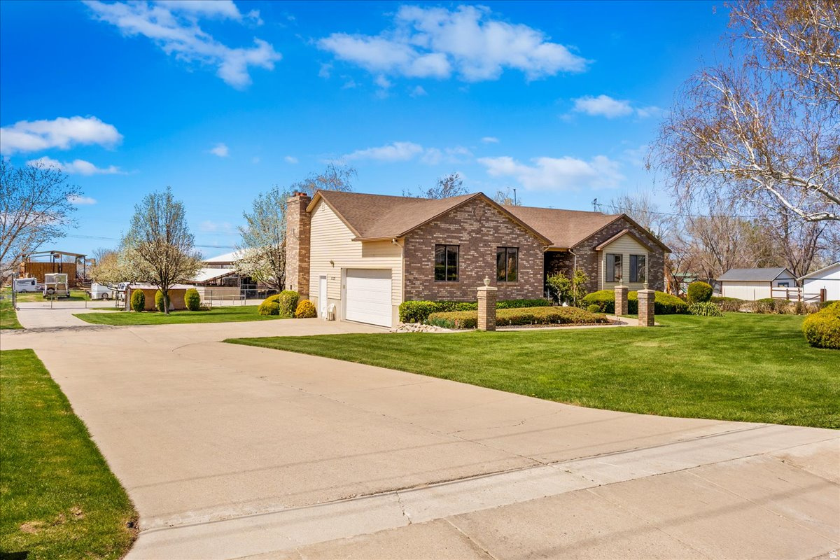 FLYING T STABLES - Residential