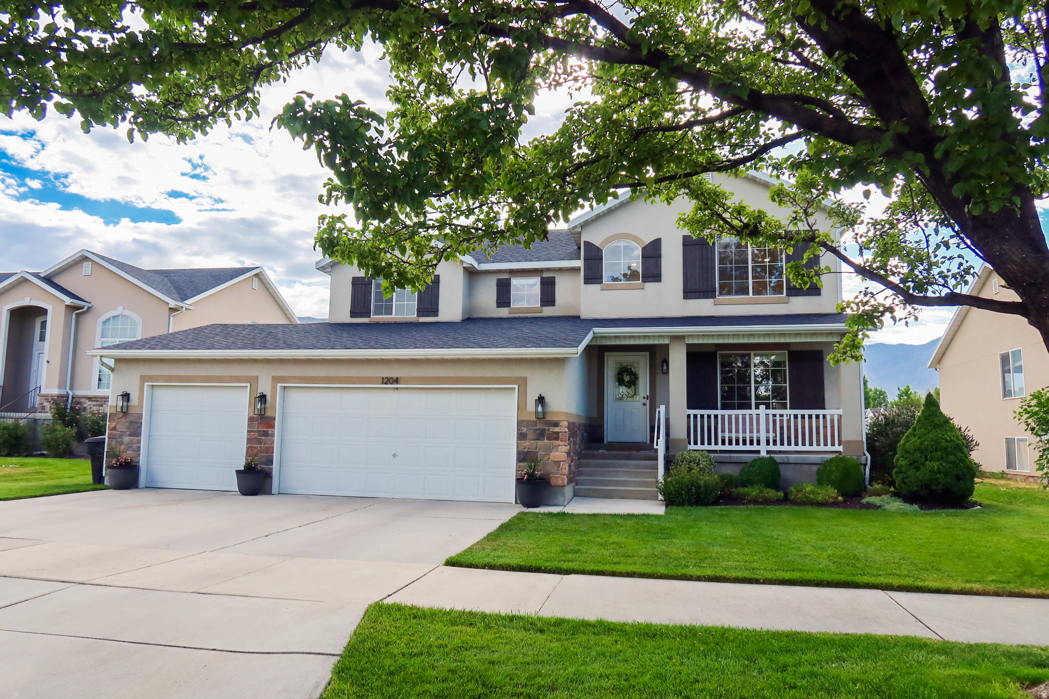 Beautifully updated home in a cul-de-sac with spectacular mountain views! Features include: an updated kitchen, formal living room, a sports court, large primary suite, flex room upstairs (office, craft room, etc.), a water softener, and a finished crawl space playroom or storage space. This home also backs up to the neighboring elementary school field, and is one street away from Provo High School.