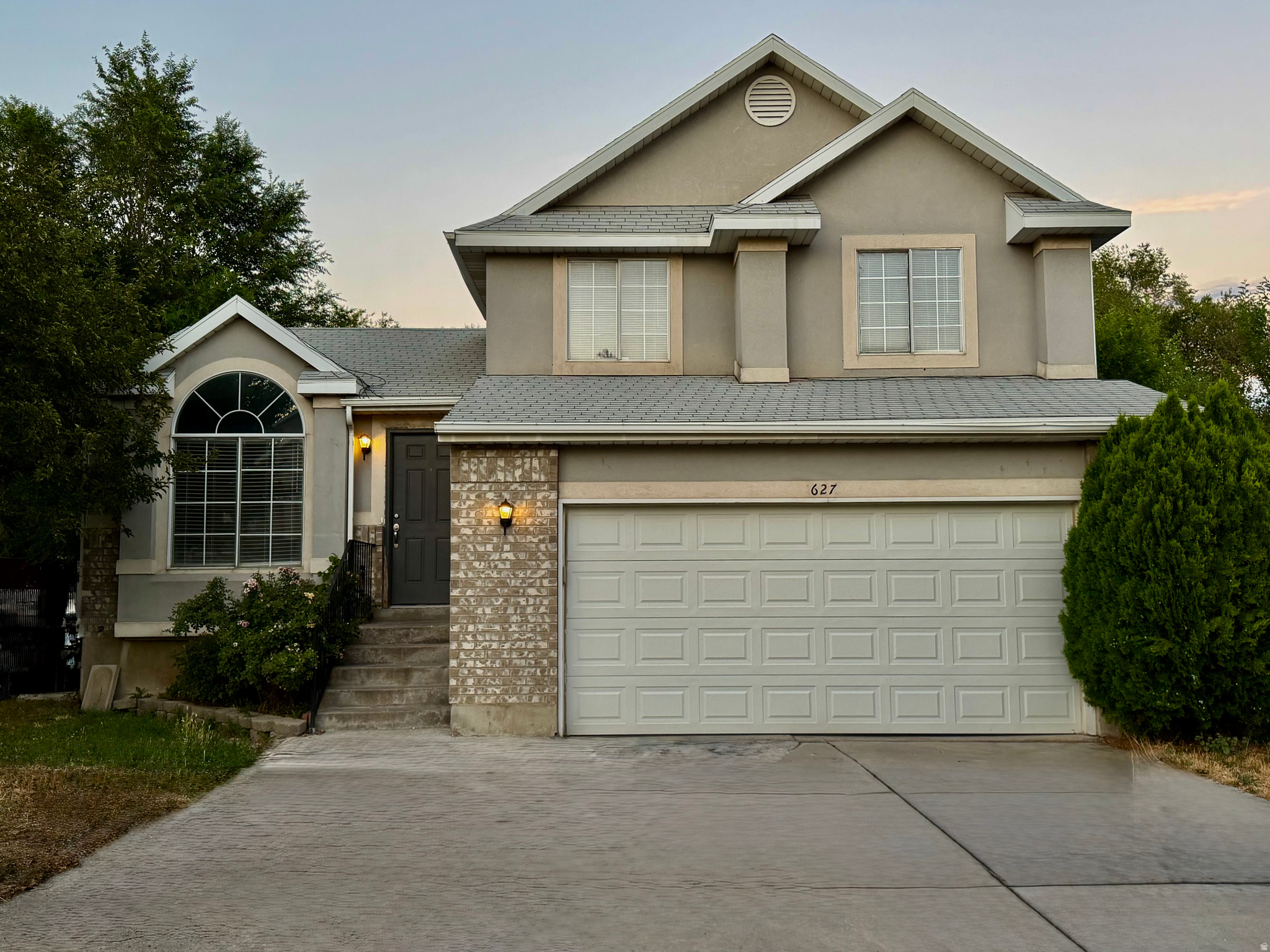 Welcome home! This immaculately maintained property offers a fantastic turnkey opportunity in a highly desirable neighborhood. Highlights include an updated kitchen, modern flooring, and beautifully refreshed bathrooms throughout. Location is everything! Enjoy a quick commute to Downtown and easy walking distance to Poplar Grove Park. Perfect for primary owners or investors alike. Contact us today for a private showing!