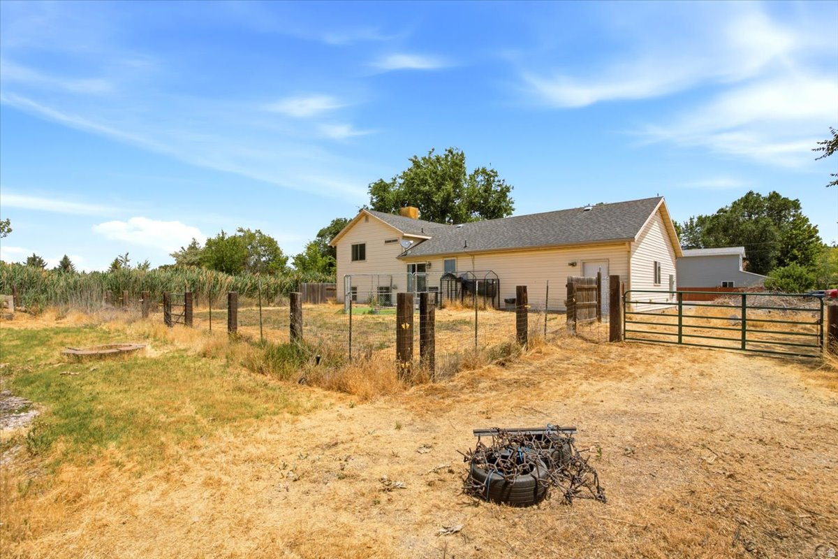 COUNTRY ACRES - Residential