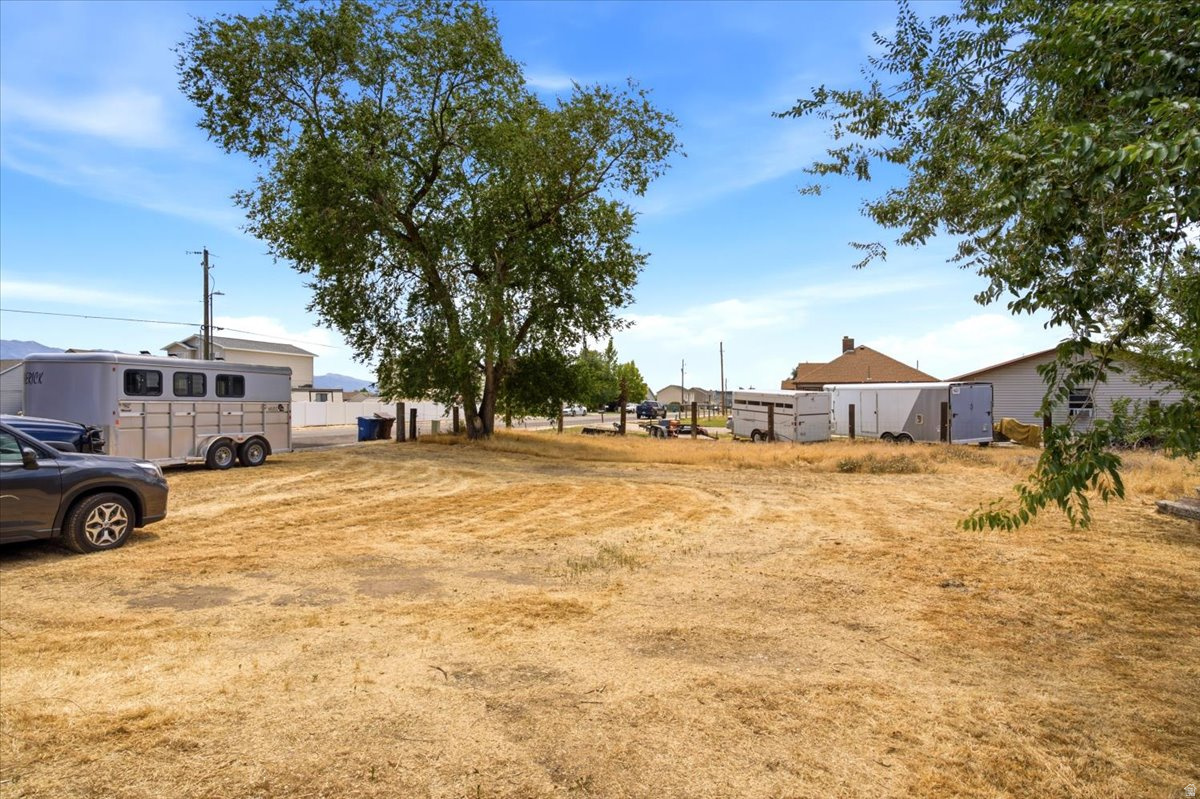 COUNTRY ACRES - Residential