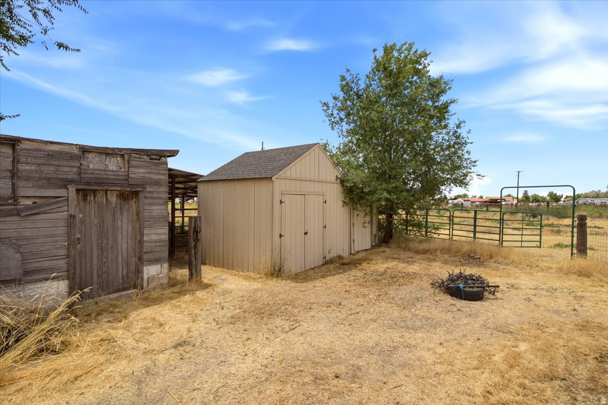 COUNTRY ACRES - Residential