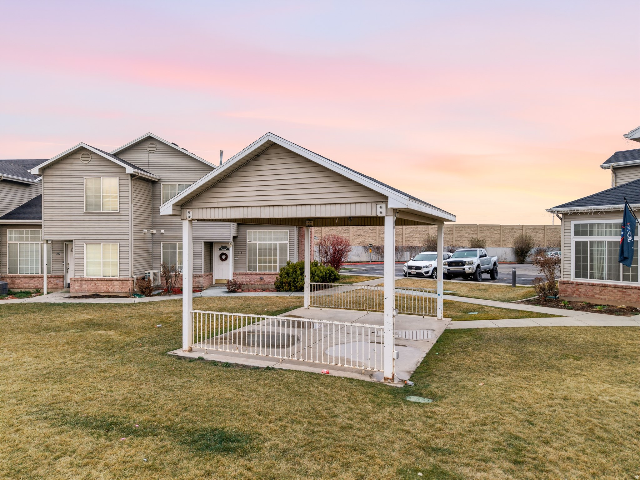 MAJESTIC MEADOWS TOWNHOMES - Residential