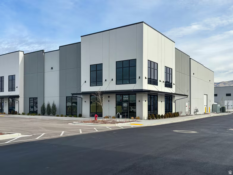 13,470 SF Endcap Unit Available For Sublease Office Breakdown: +/- 2,680 SF Fenced Yard Crown Signage Available Signage Visiible From I-215 Adjacent To SLC Int. Airport Clear Height: 28' Four (4) 12'x14' GL Doors ESFR Fire Suppression Zoning: M-1 LED - 2/28/2028 - Longer Terms Available