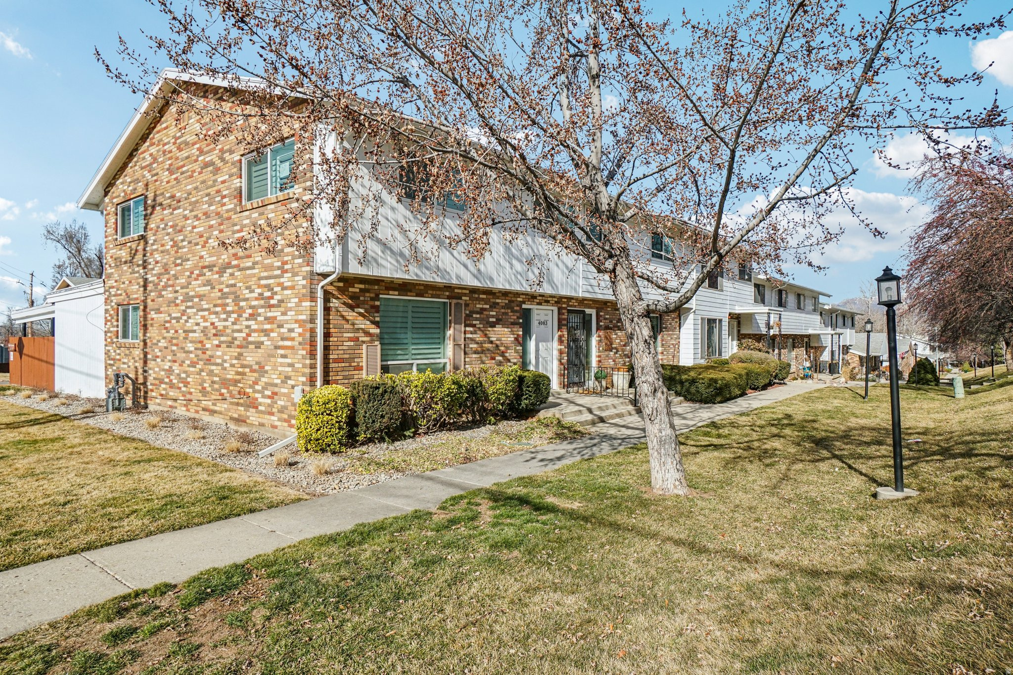 COUNTRY HILLS MANOR - Residential