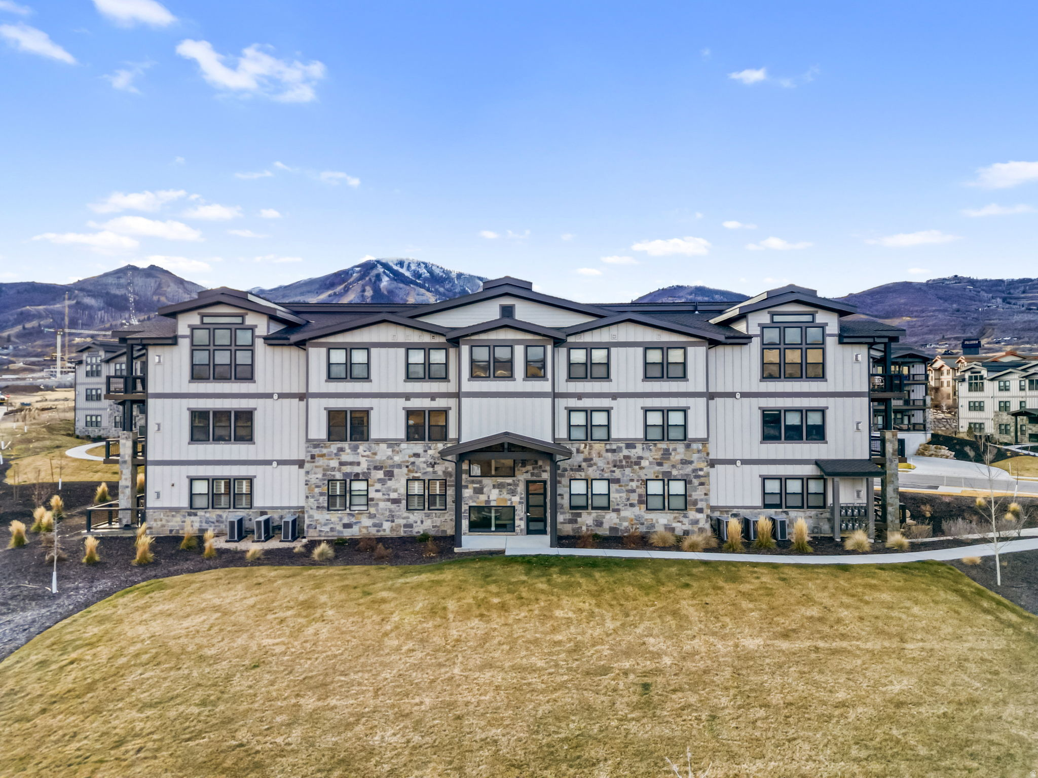 MAYFLOWER LAKESIDE - Residential