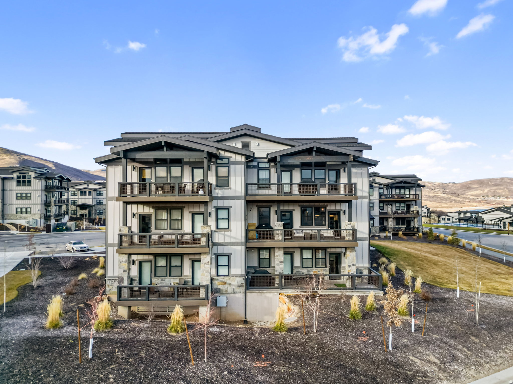 MAYFLOWER LAKESIDE - Residential