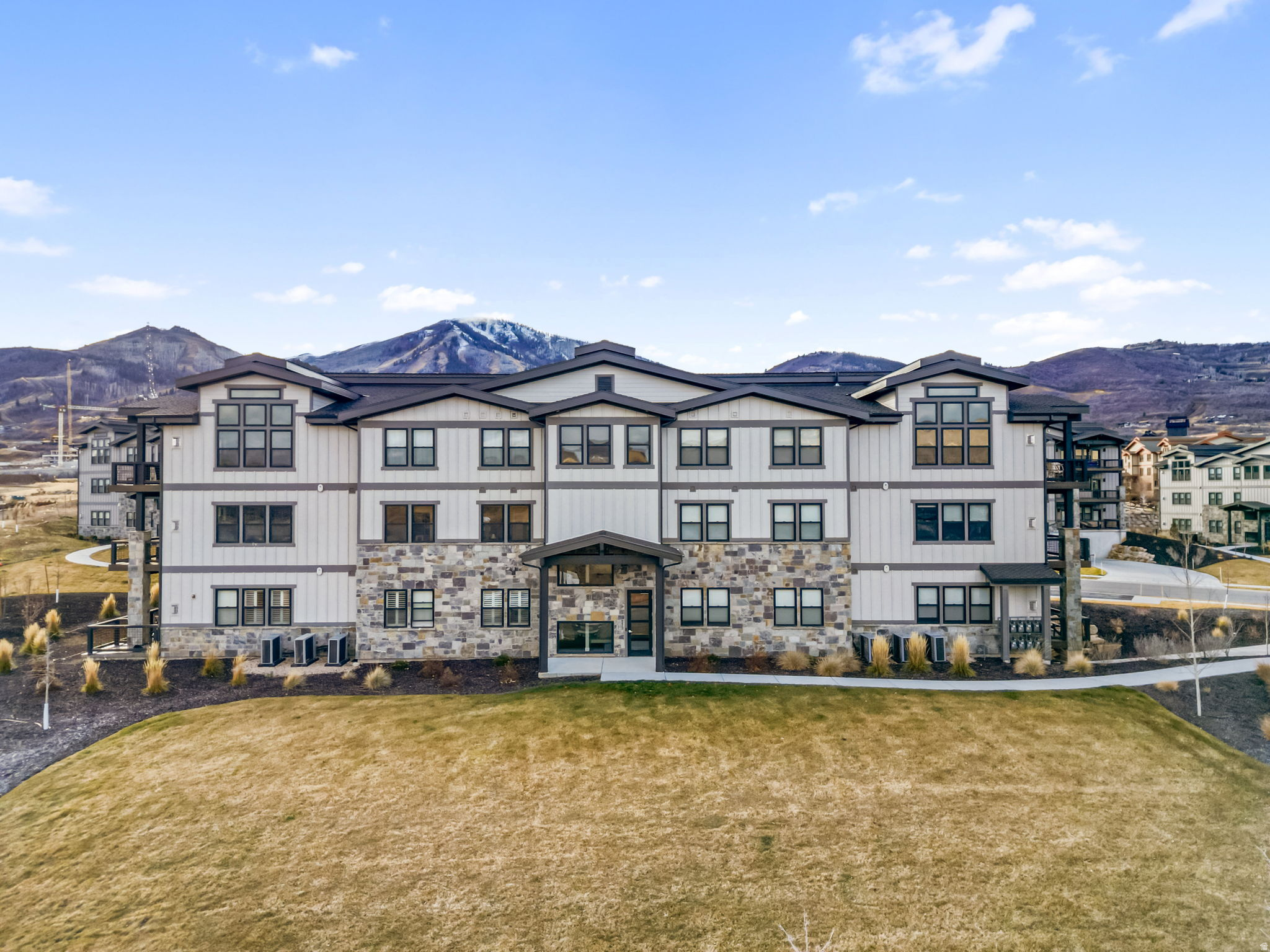 MAYFLOWER LAKESIDE - Residential