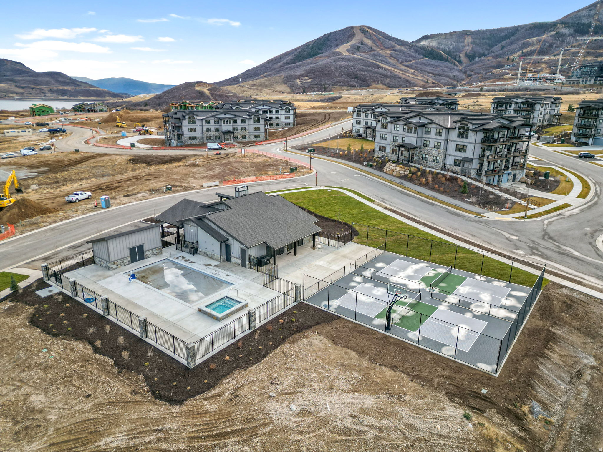MAYFLOWER LAKESIDE - Residential