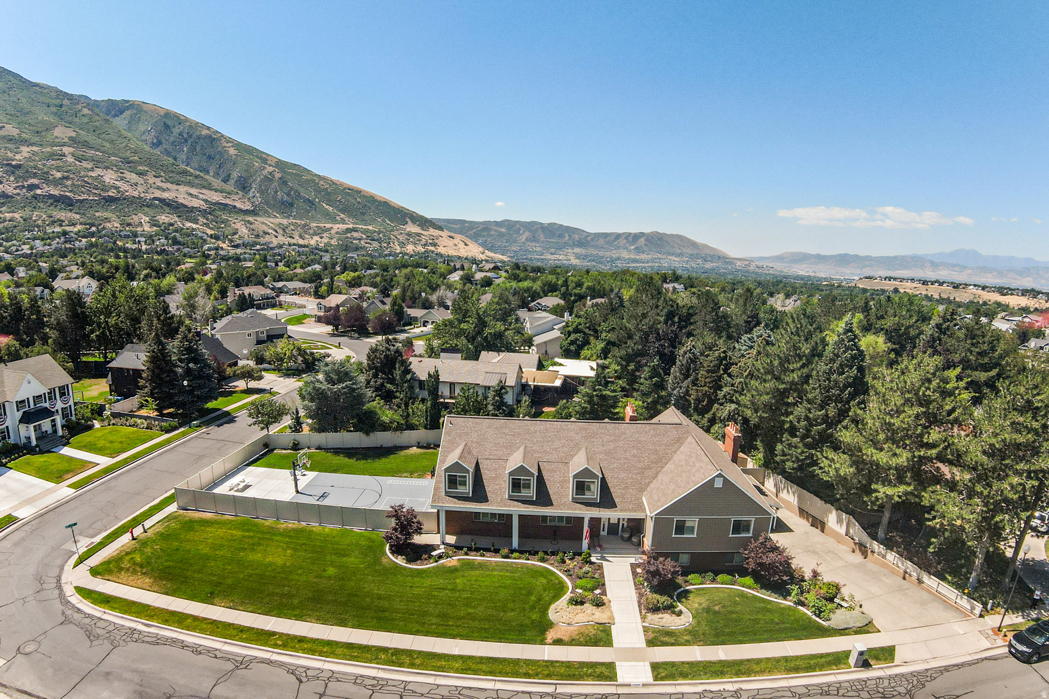 PINE CREST - Residential