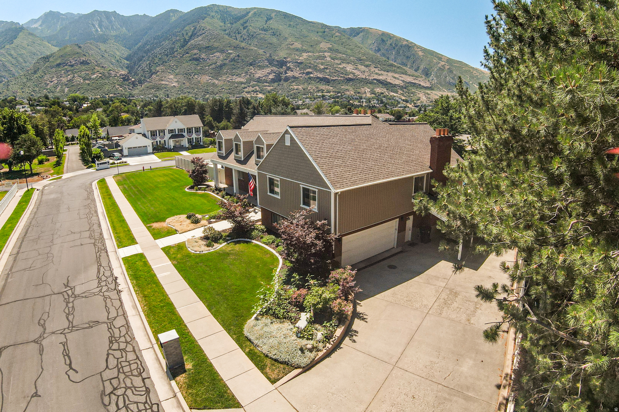 PINE CREST - Residential