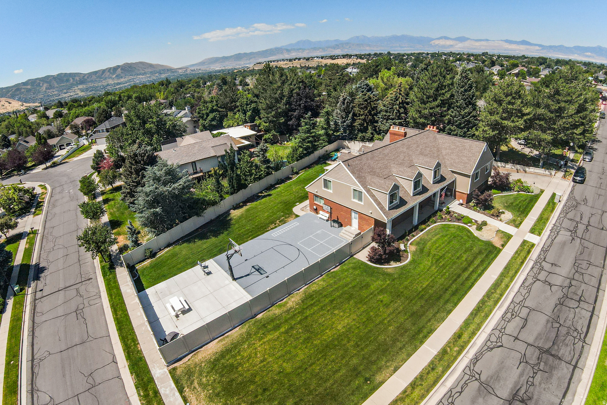 PINE CREST - Residential