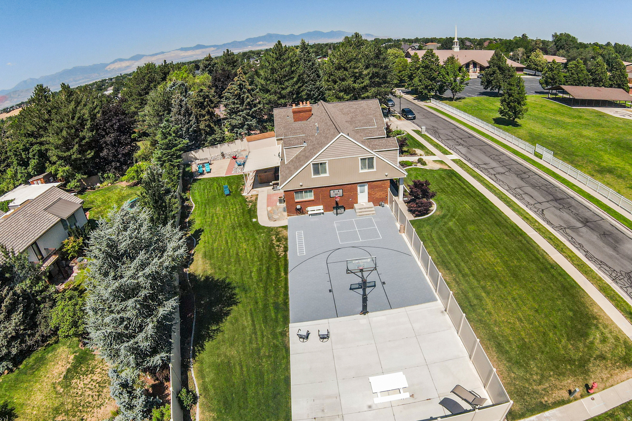 PINE CREST - Residential