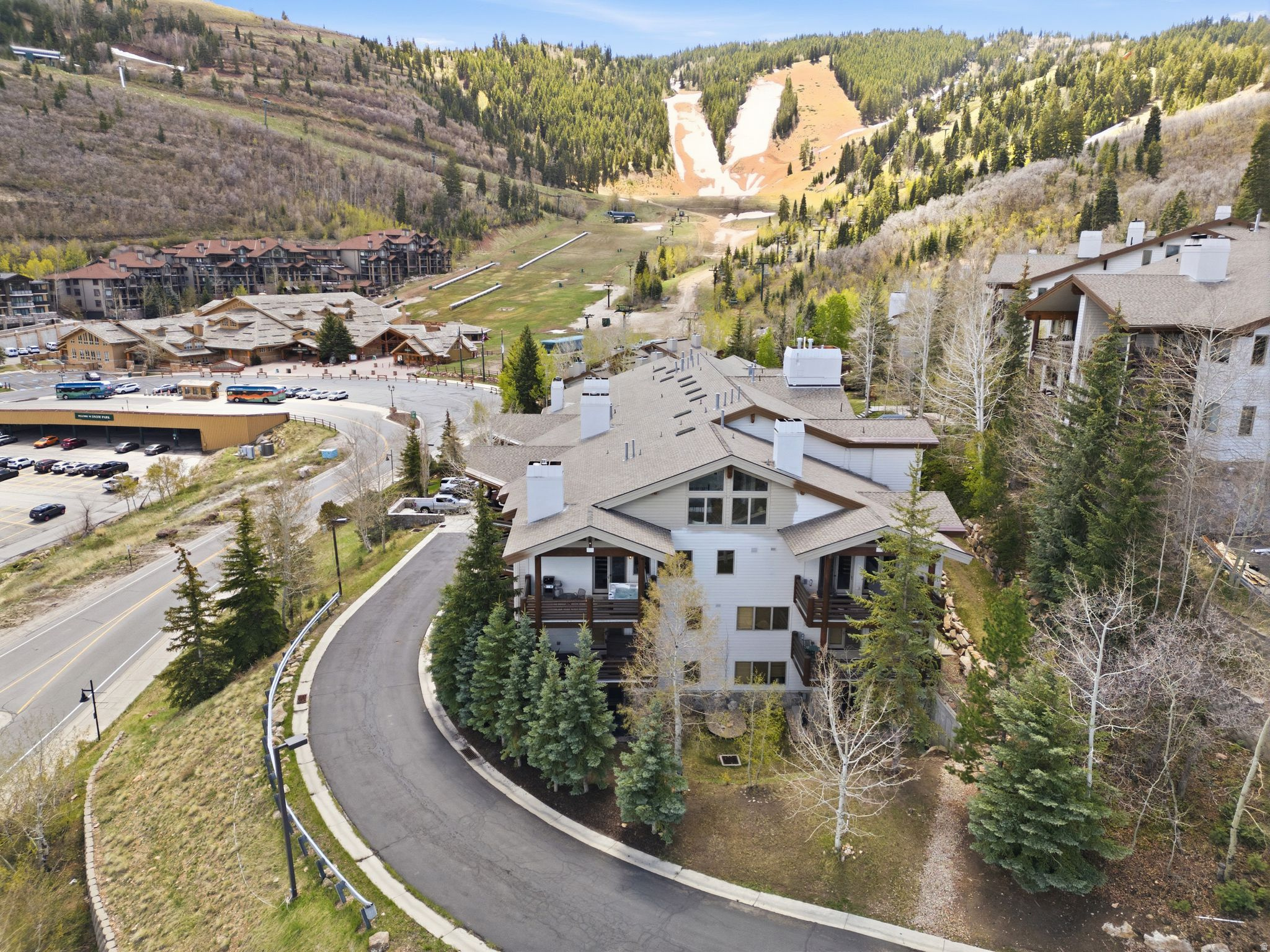 High-demand, Ski-In/Ski-Out, Deer Valley rental in an unbeatable Lower Deer Valley location. This oversized one-bedroom, two-bath residence stands out with vaulted ceilings, a spacious open layout, and a large private deck with hot tub, features that consistently attract and retain guests. Positioned for effortless vacation use, it offers convenient access to the Deer Valley's Succes Run, a short walk to ski school, and front-row proximity to the Summer Concert Series. Enjoy top-notch, full-service Deer Valley amenities, including a year-round heated pool, fitness center, direct shuttle service, ski valet, private underground parking, and the renowned Aspen Room with full breakfast and afternoon aprs-ski. Every detail is designed to enhance the guest experience and drive strong rental performance. Turnkey, well-located, and built for results-this is a Deer Valley property that delivers as much as it delights!