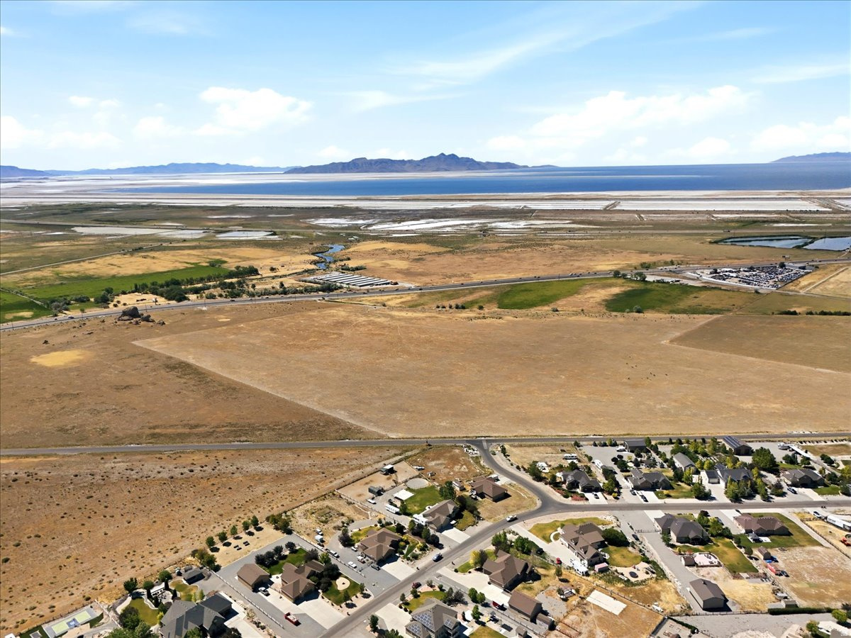 LAKE POINT EST - Residential