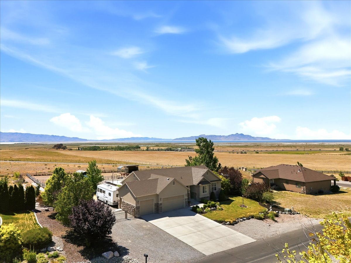 LAKE POINT EST - Residential