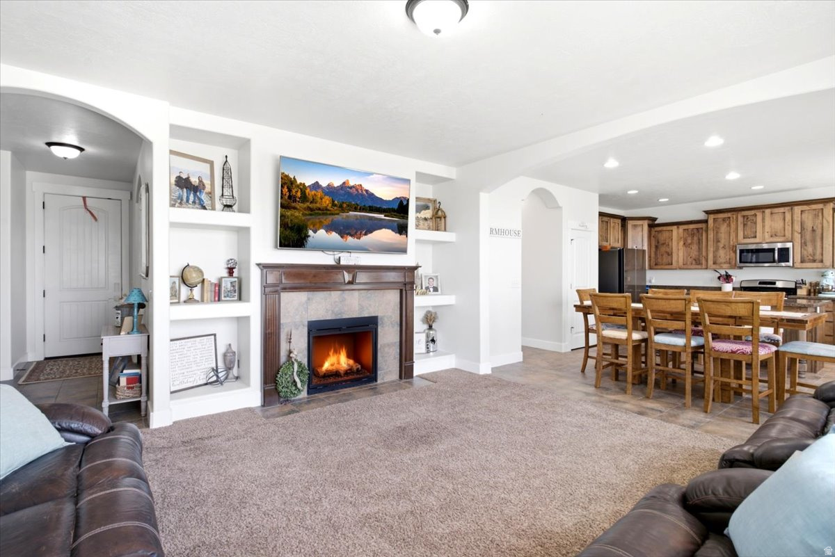 LAKE POINT EST - Residential