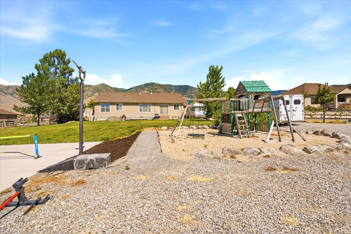LAKE POINT EST - Residential