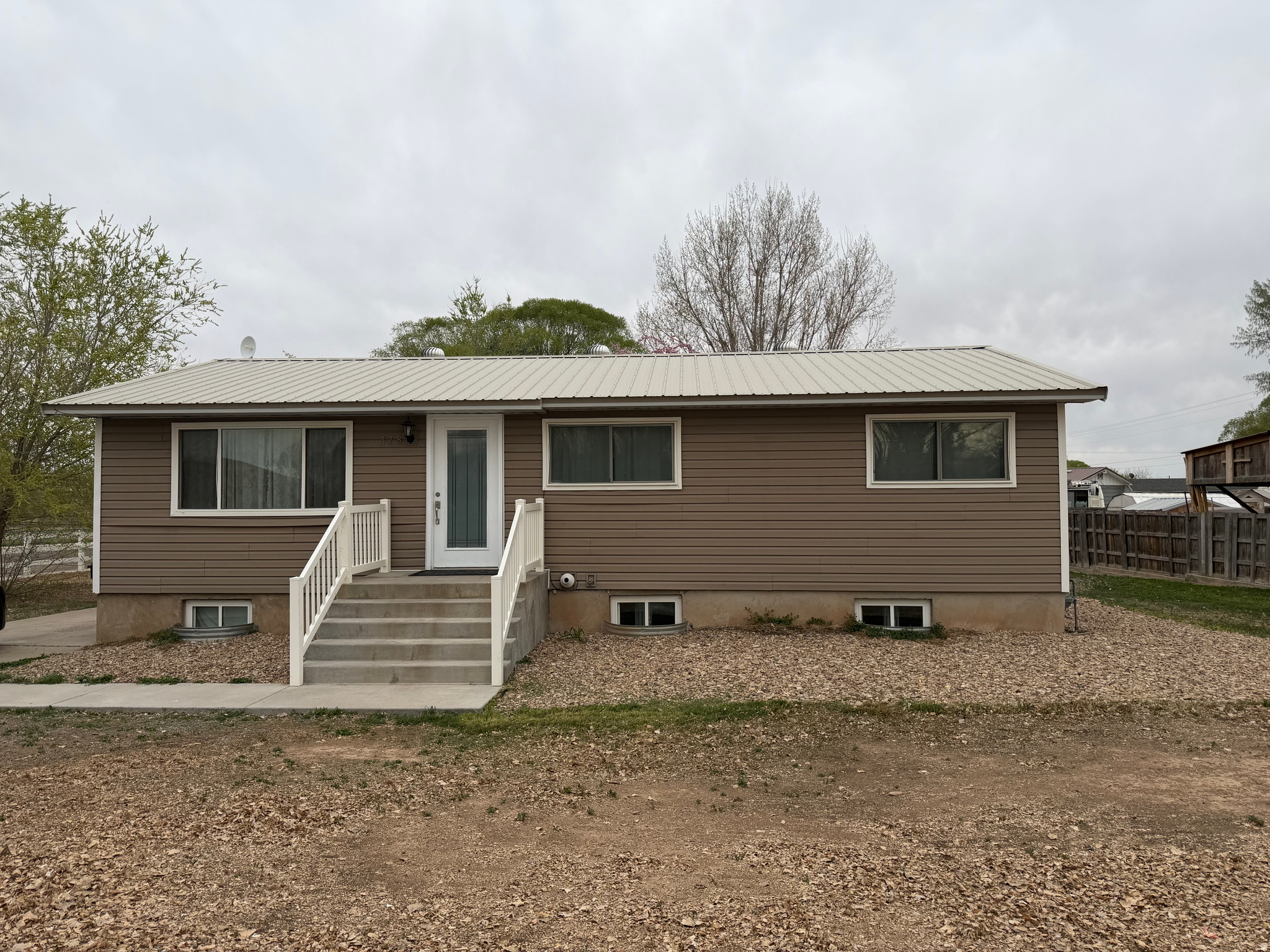 Excellent family home on a corner lot close to school, shopping, restaurants, and banking. The living area and hallway have new laminate flooring. Tile flooring in the dining, kitchen, and bathrooms. The house has a great layout with 3 beds and a bathroom upstairs, and a fourth bedroom and a second bathroom downstairs. The basement has a large laundry room and a very large family room.