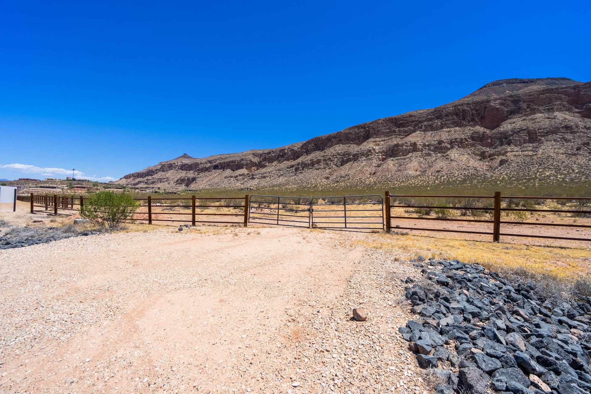 MOCCASIN FLATS - Land