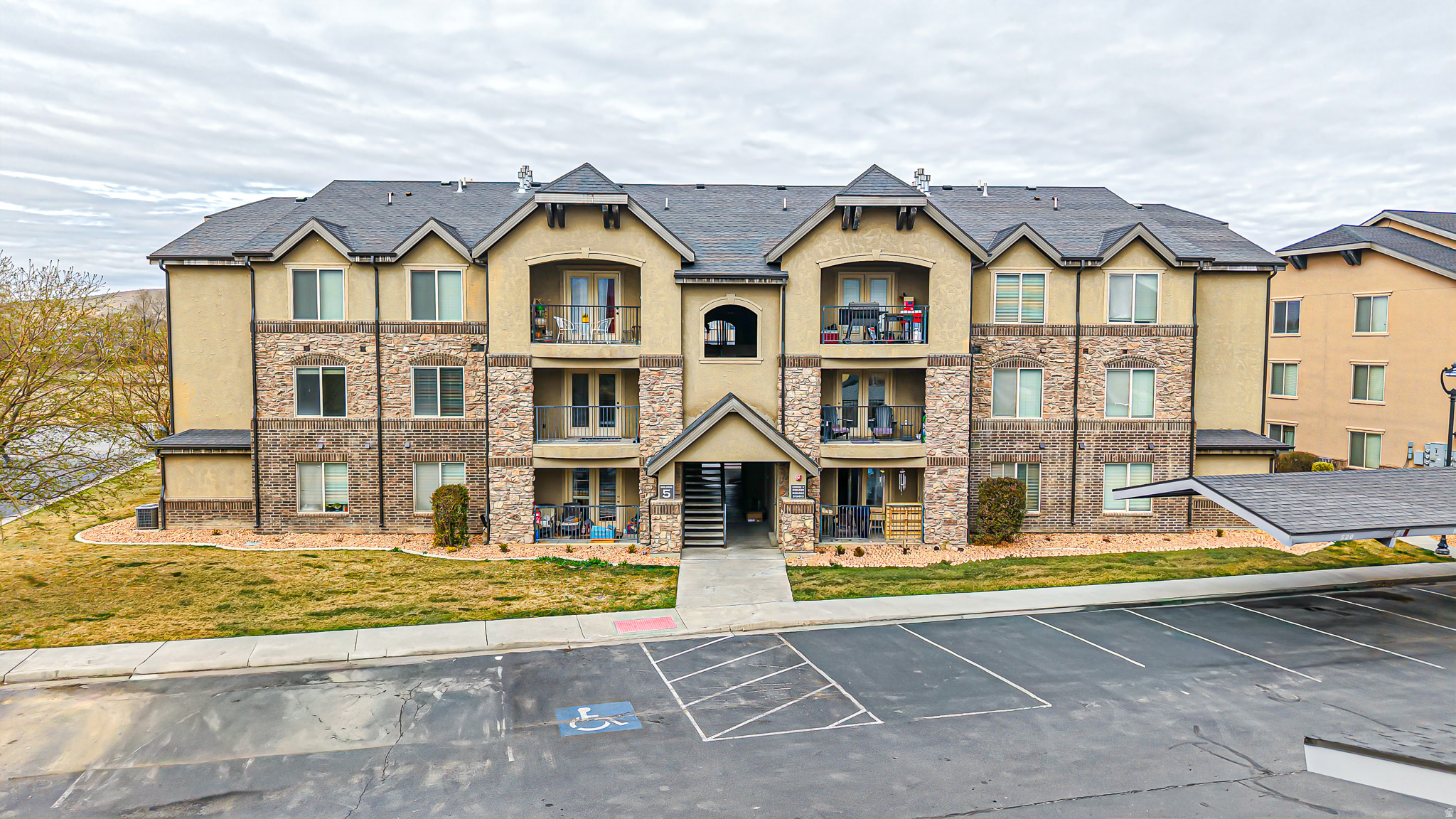 Beautiful 3-bed, 2-bath townhome in a prime location with easy freeway access, shopping, dining, and amenities. Enjoy mountain views and a well-maintained, functional layout ideal for owners or investors. Priced to sell-schedule your private showing today!