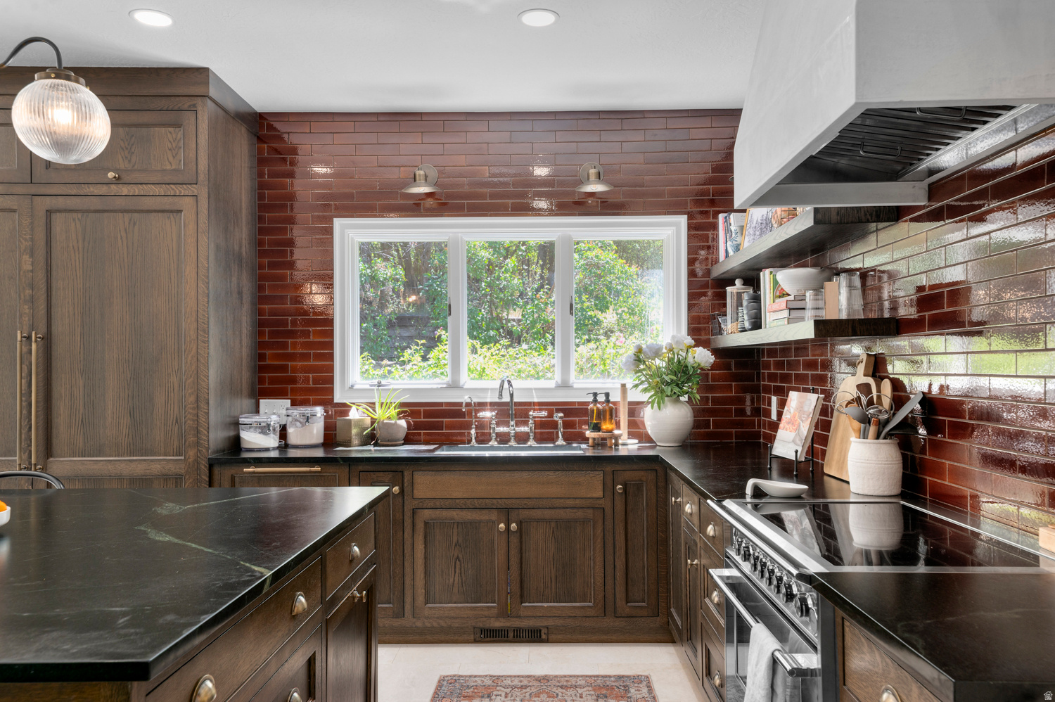 WOODLAND HILLS - Residential