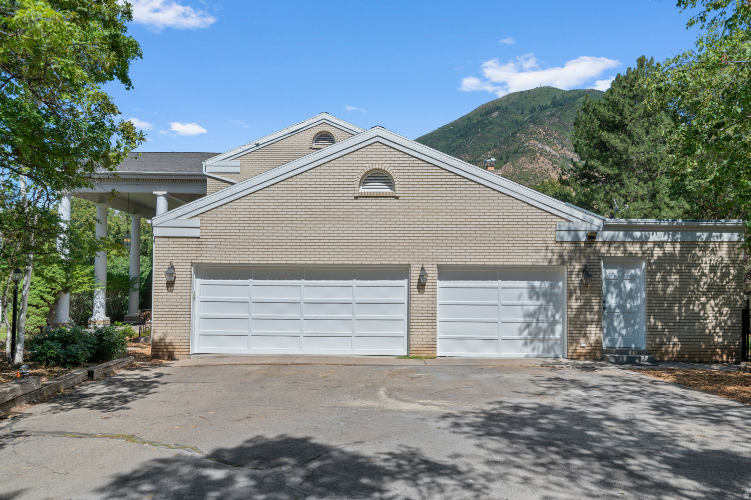 WOODLAND HILLS - Residential