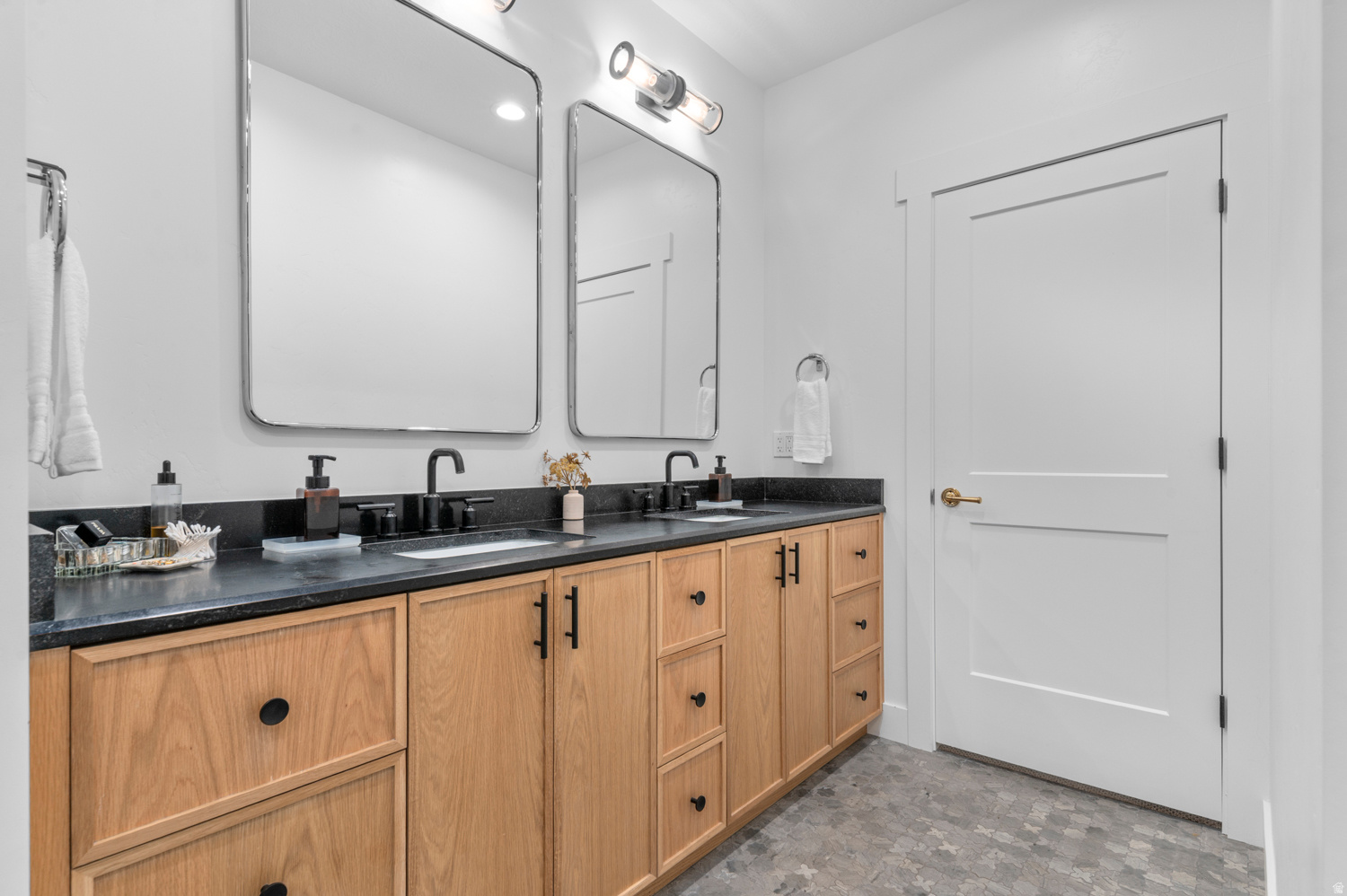 WOODLAND HILLS - Residential