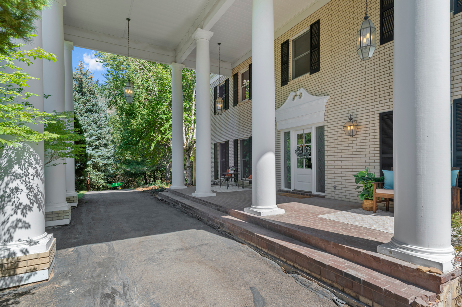 WOODLAND HILLS - Residential