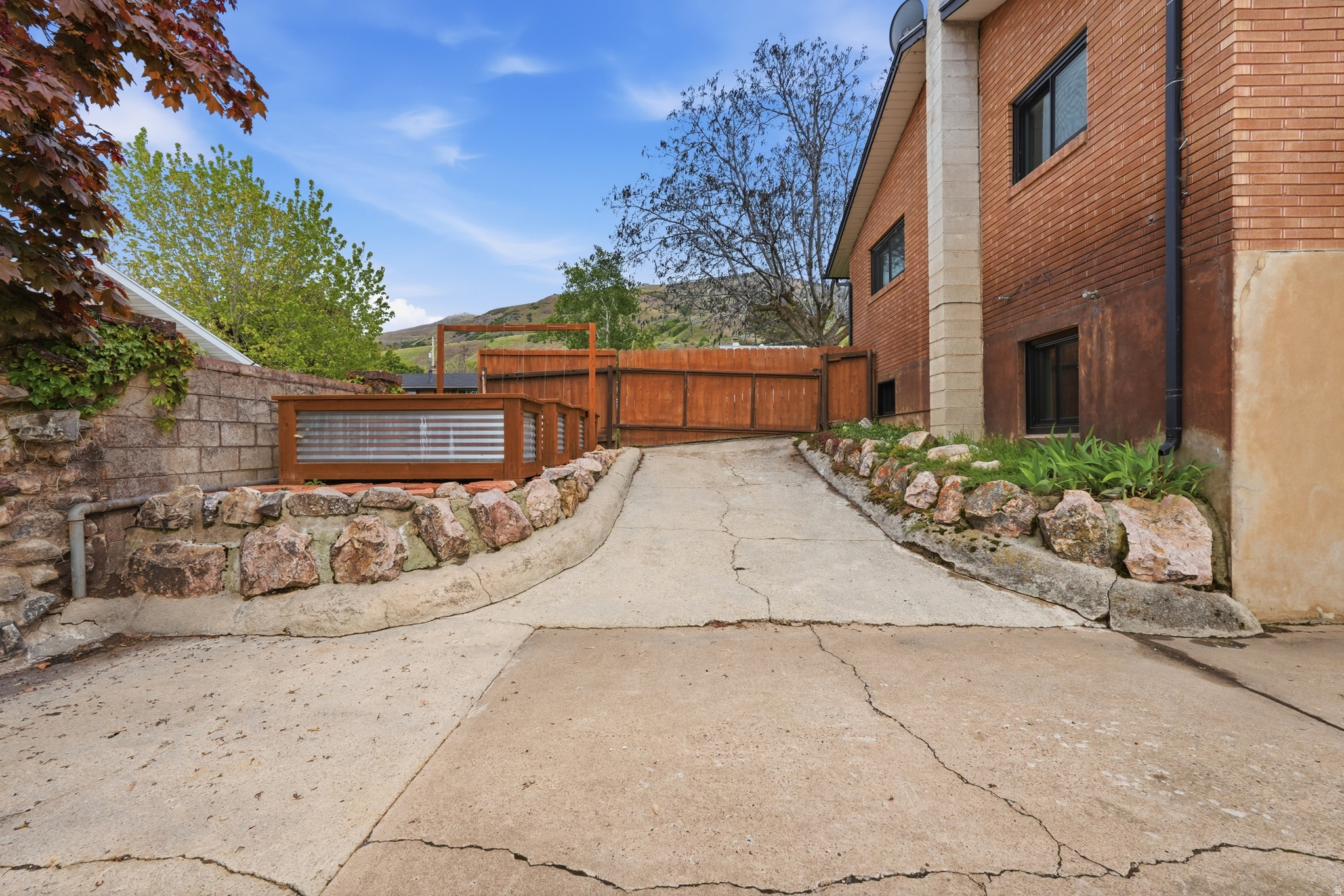 HILLCREST - Residential