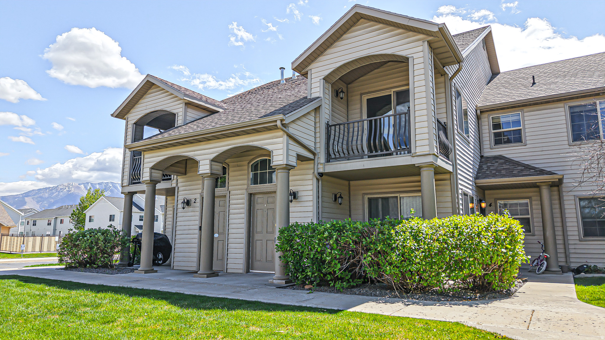 Cozy three bedroom condo in centralized community that is close to shopping, dining, and the I-15 Freeway. A bright and fully open floor plan. Fridge, washer and dryer are included!  First time home buyers welcome.  A fantastic investment opportunity! OPEN HOUSE SATURDAY MAY 16th, FROM 12-2 pm