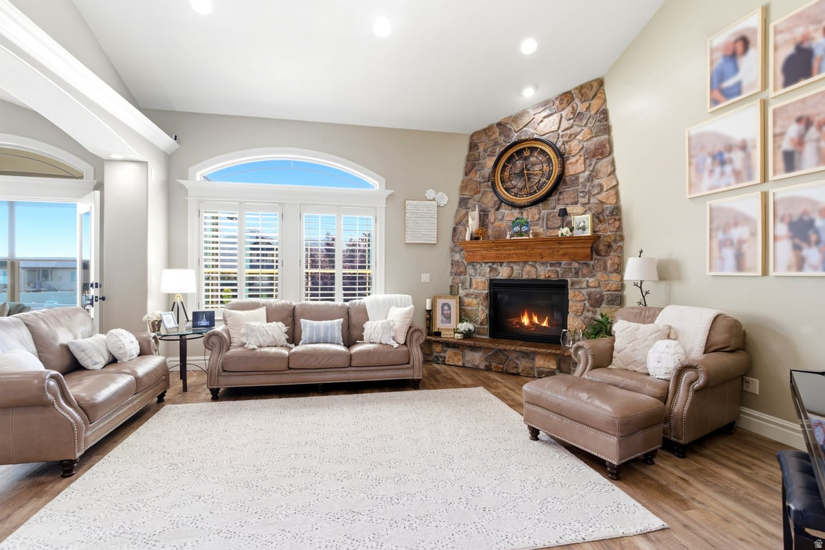 WINDSOR FARMS - Residential