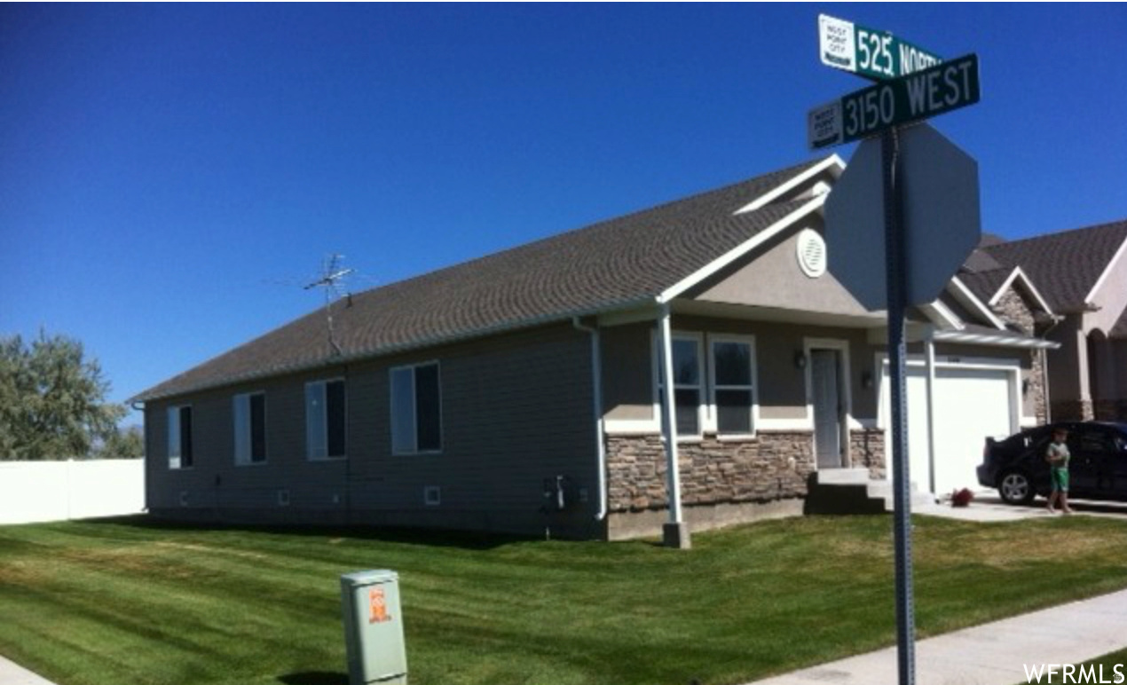 OWNER/AGENT Sq footage figures are provided as a courtesy estimate only.  Buyer is advised to obtain an independent measurement. Spacious single-level w/minimal exterior maintenance. Granite counters, stainless appliances. Near Hill AFB, shopping. Darling home with easy commuter access.