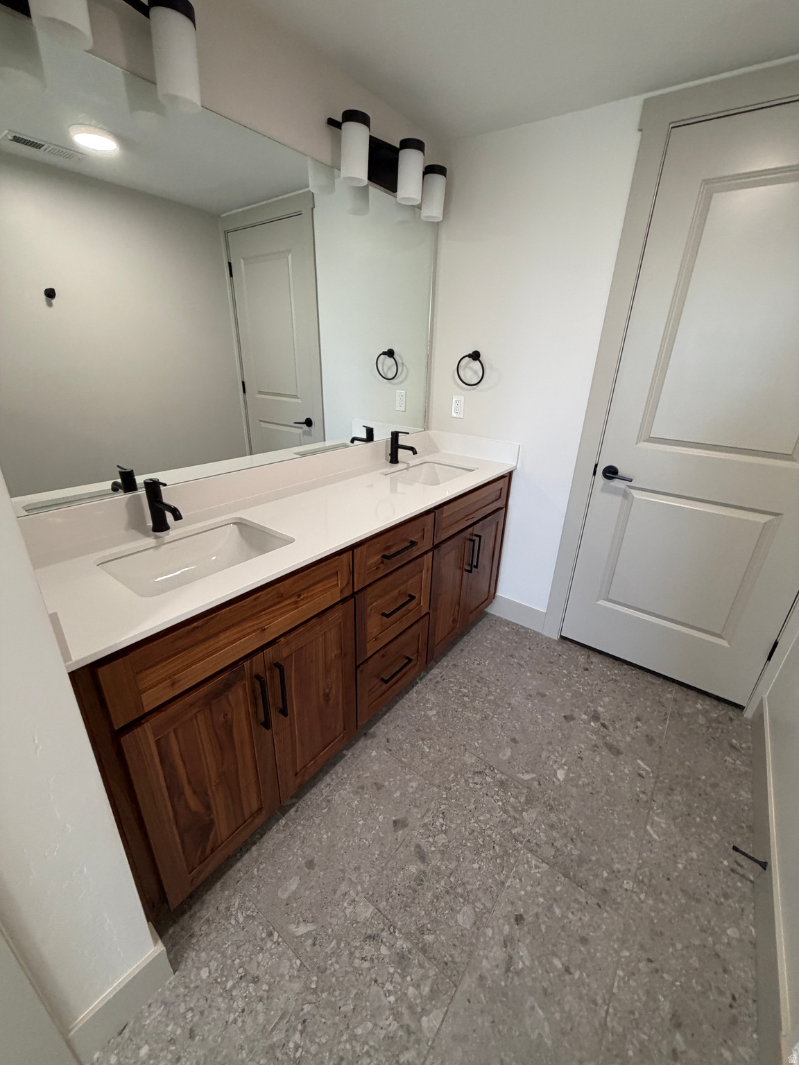 GARDEN CITY LAKE RESIDENCES - Residential