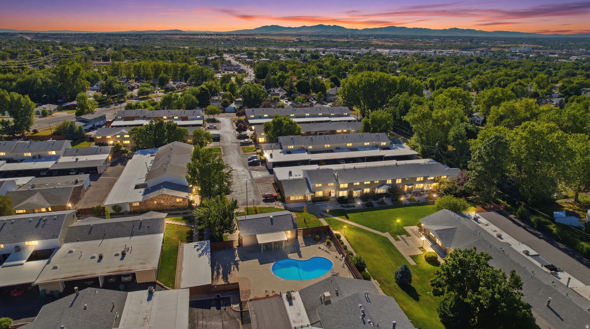 THE COUNTRY HILLS MANOR - Residential