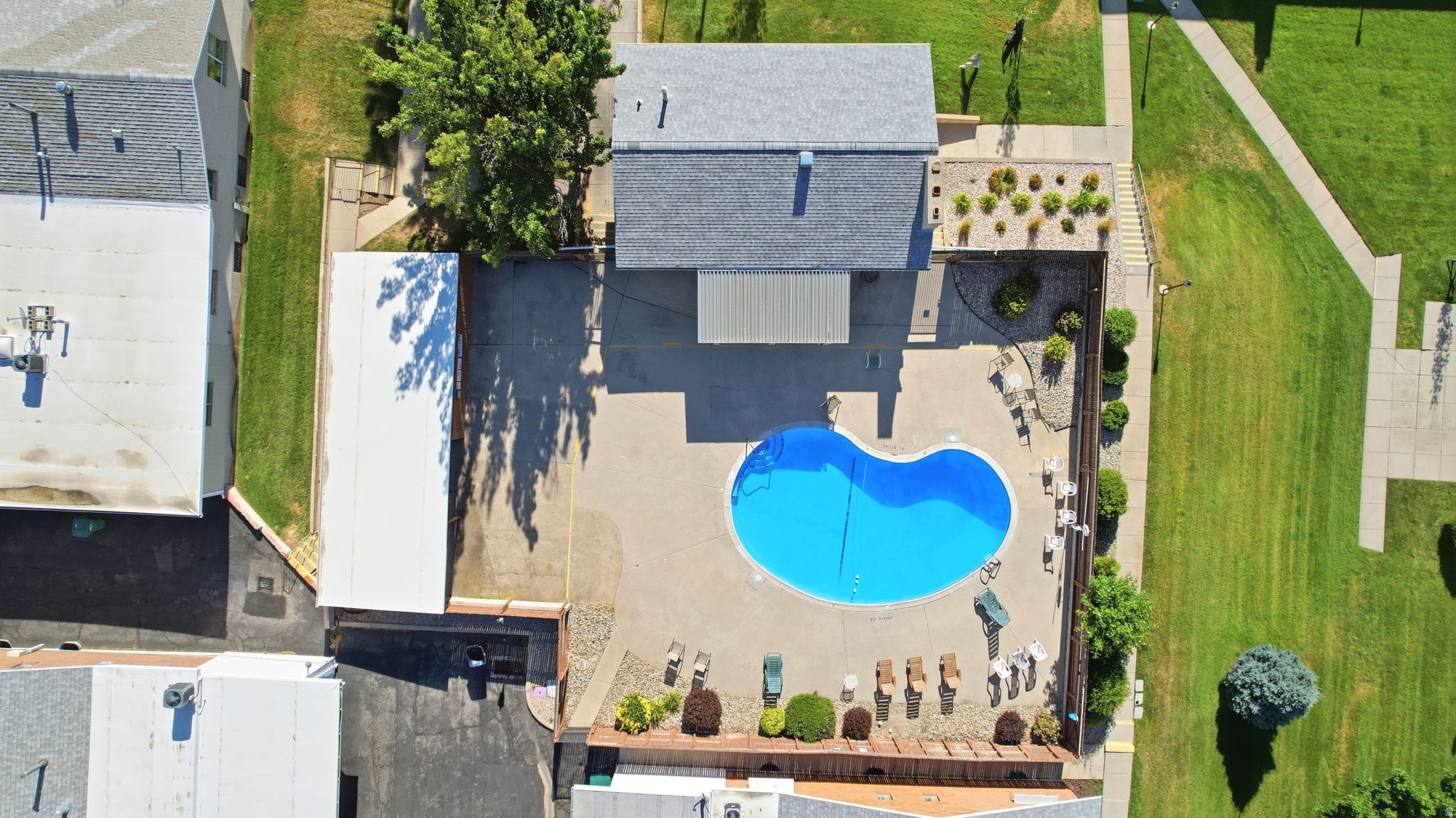 THE COUNTRY HILLS MANOR - Residential