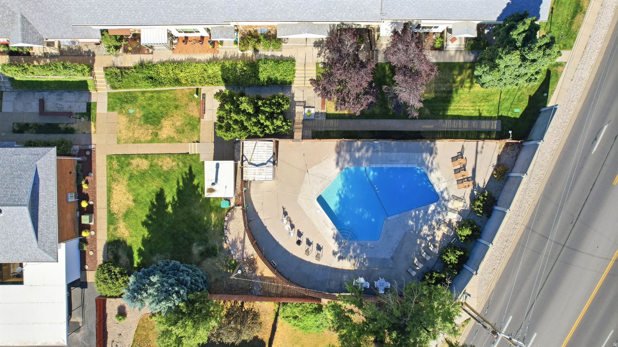 THE COUNTRY HILLS MANOR - Residential